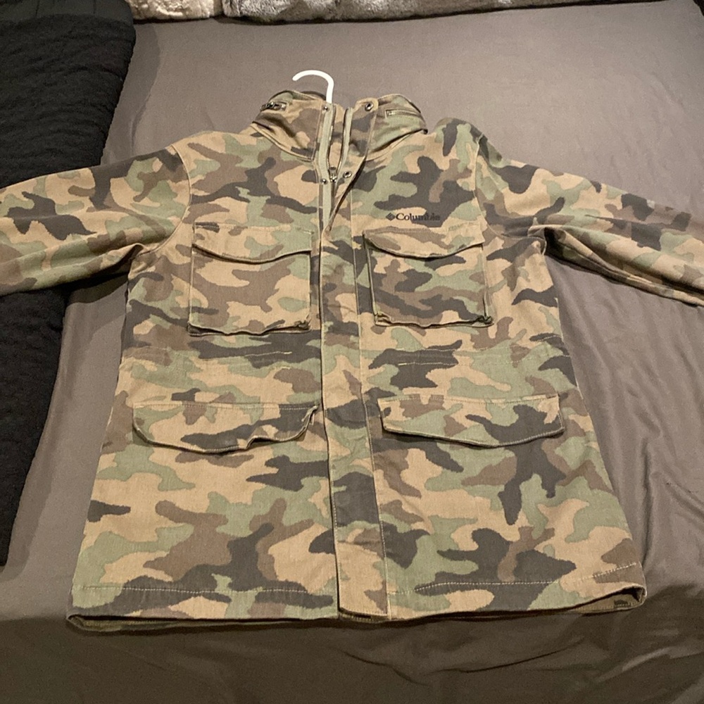Columbia jacket army fatigue in great shape
Not heavy thin lined